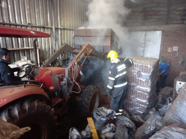 Bombeiros apagam incêndio em depósito de cascas