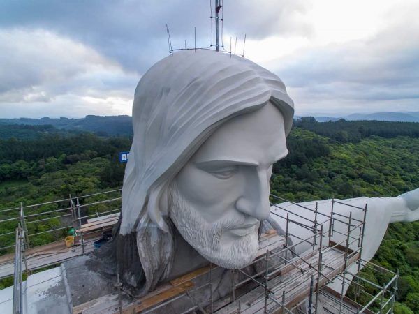 Rosto e braços do Cristo Protetor são revelados