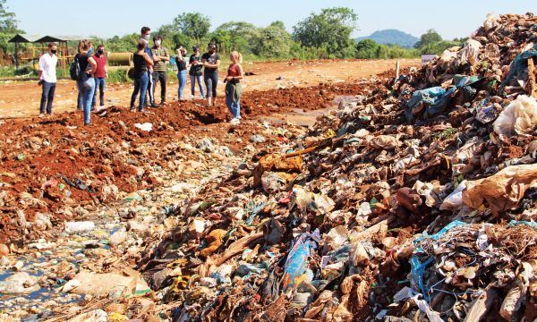 Visita ao aterro conscientiza sobre descarte