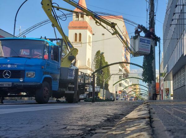 Município enfeita rua Júlio de Castilhos