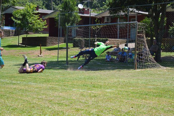 Futebol, sombra e água fresca