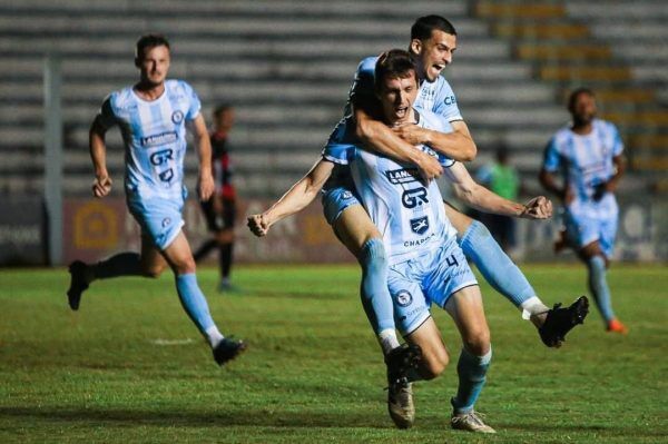 Alviazul fecha a fase de grupos