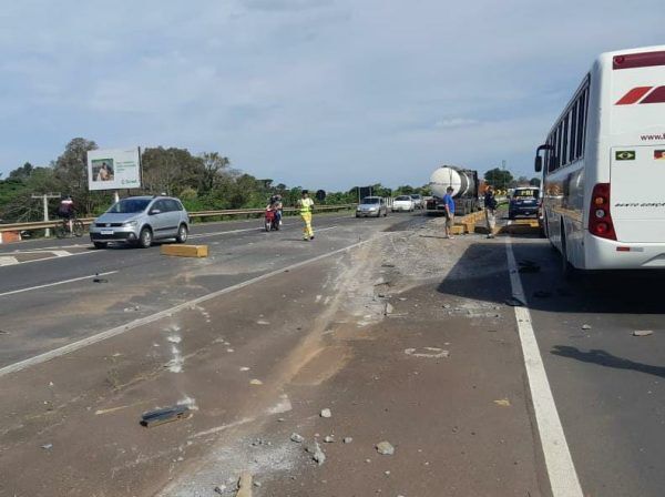 Carreta invade pista contrária para evitar colisão na BR-386