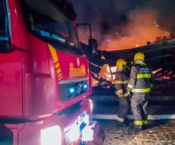 Incêndio atinge lancheria em Relvado