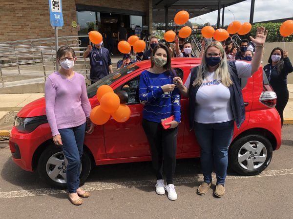 Imec entrega carro do sorteio da campanha de aniversário