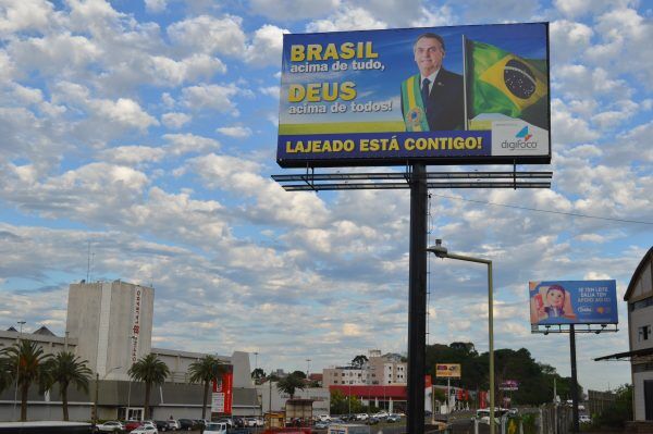 Justiça ordena retirada de outdoor alusivo a Bolsonaro