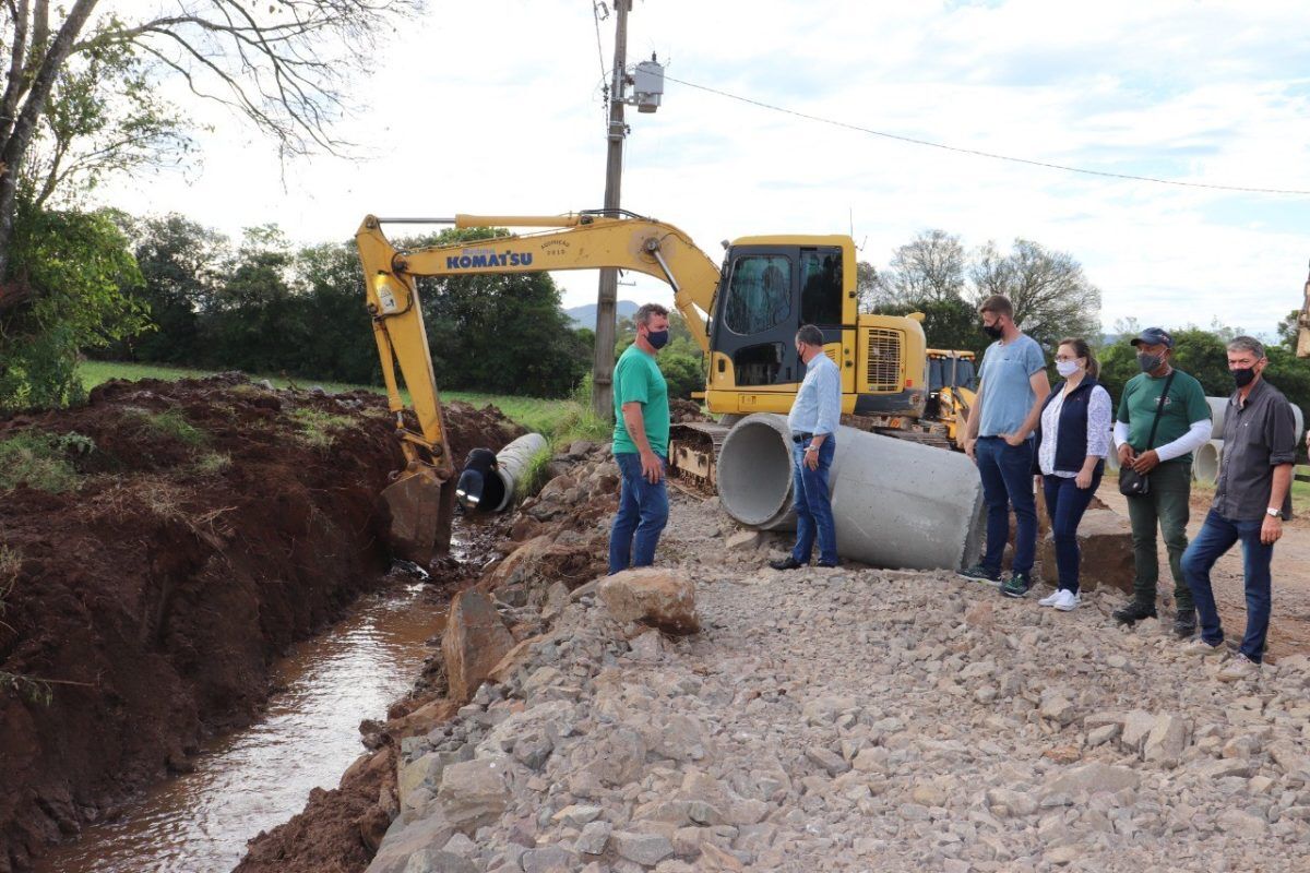 Comunidade celebra início de obra de asfalto