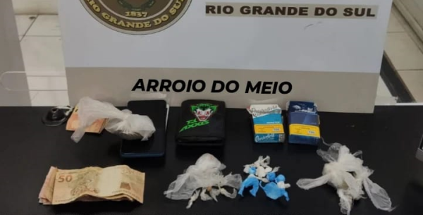 Jovem é preso e adolescente é apreendido por tráfico de drogas em Arroio do Meio