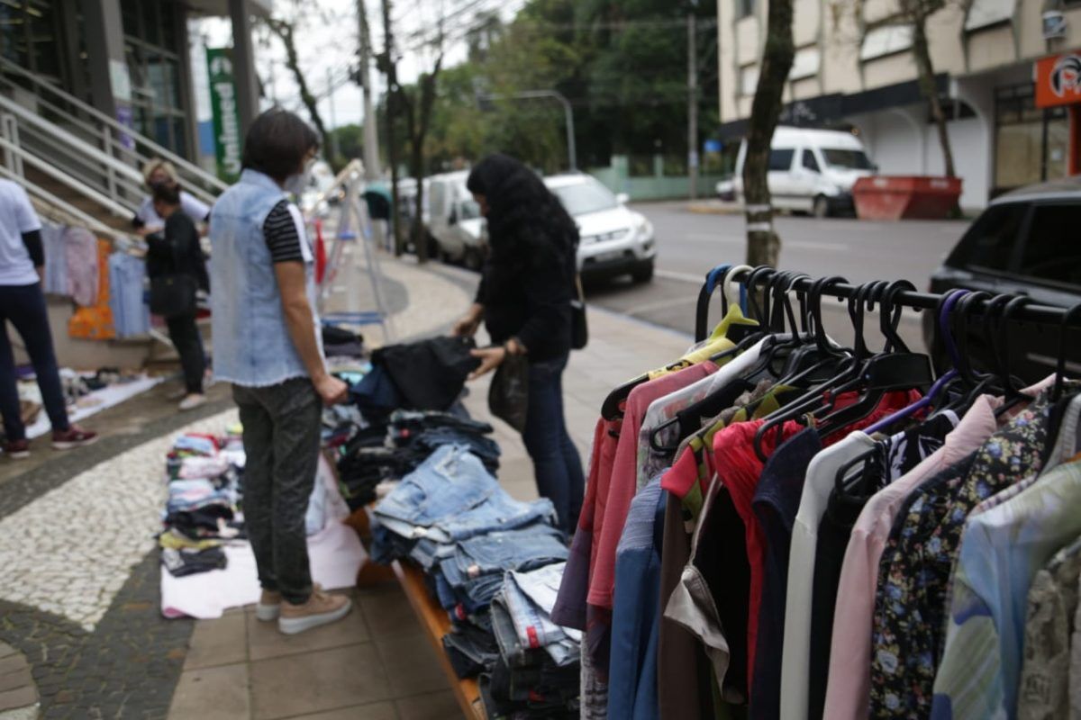 Fundef organiza bazar de roupas usadas no Centro de Lajeado