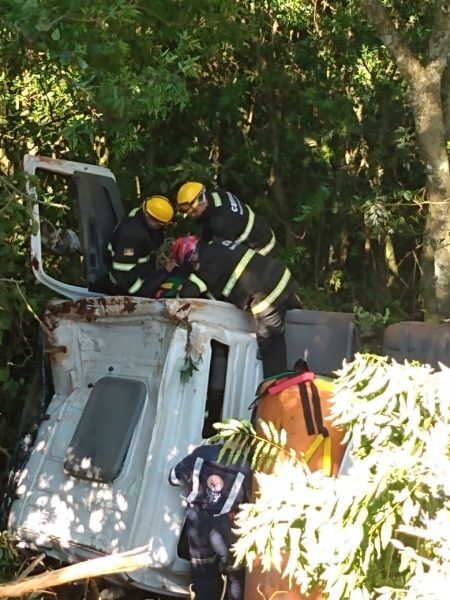 Bombeiros resgatam caminhoneiro preso às ferragens em Forquetinha