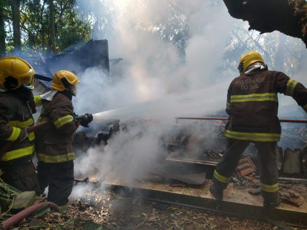 Incêndio consome residência em Capitão