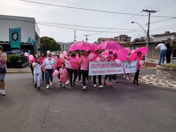 Caminhada exalta luta contra o câncer em Encantado