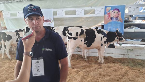 Técnico agrícola garante conforto dos animais expostos