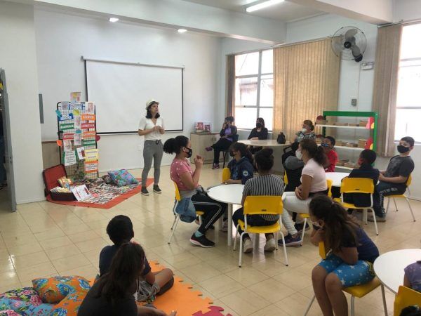 Biblioteca publica promove contação de histórias