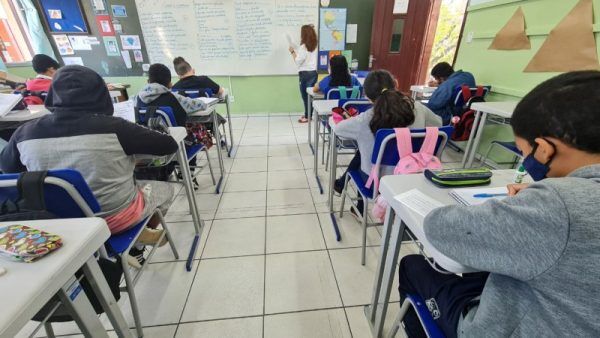 Escolas estaduais retomam aulas presenciais obrigatórias