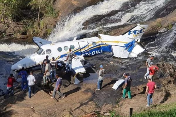 Duas pessoas morrem após queda de avião que levava Marília Mendonça em Minas Gerais