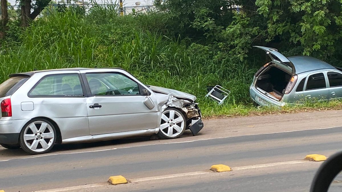 Dois veículos colidem no trevo de acesso a Cruzeiro do Sul
