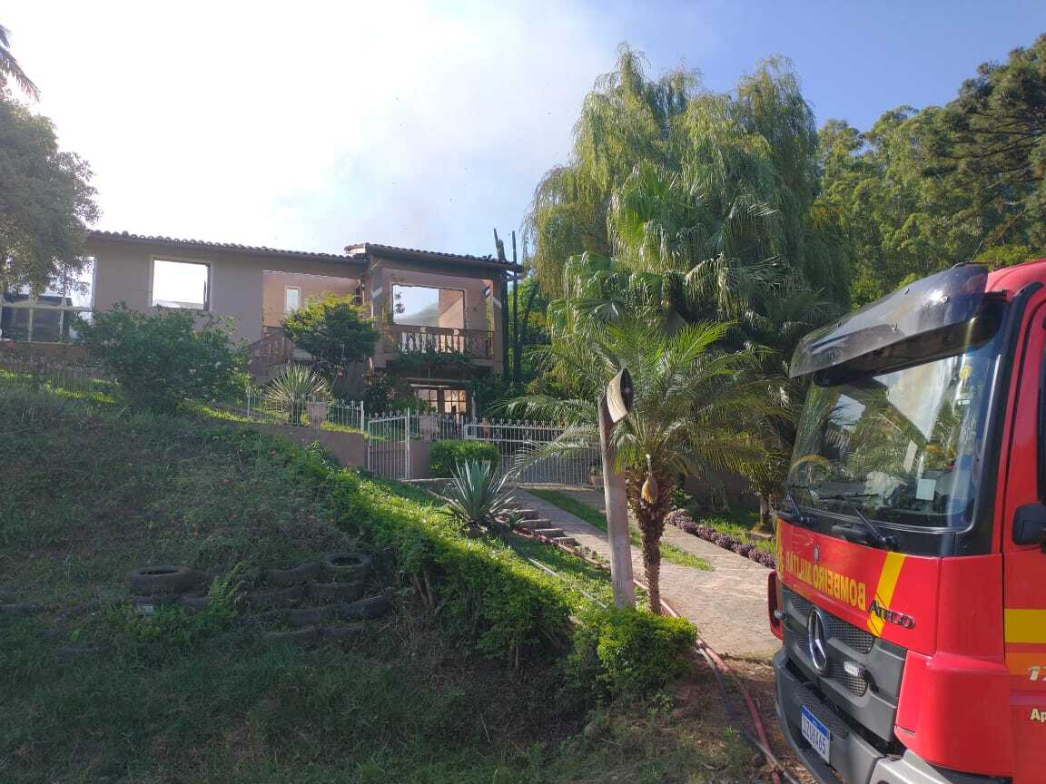 Residência é consumida por incêndio no interior de Santa Clara do Sul