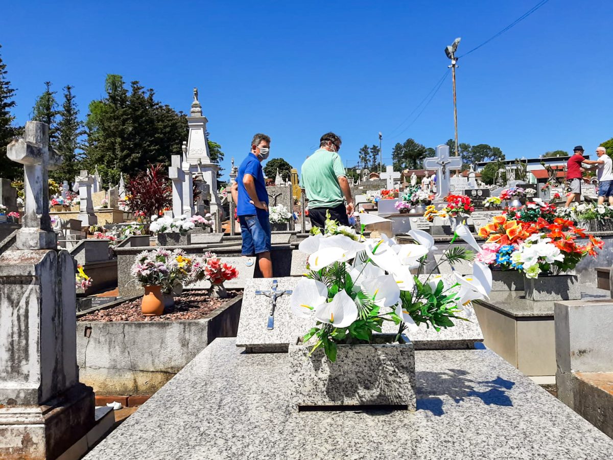 Cemitério de Estrela na manhã de Finados (Foto: Carlos Eduardo Schneider)