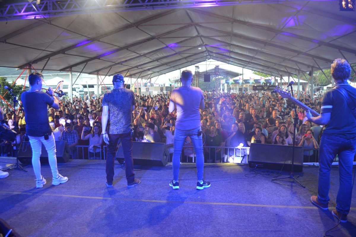 Banda “Os Atuais” levanta o público em show de encerramento