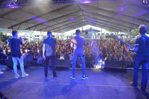 Banda “Os Atuais” levanta o público em show de encerramento