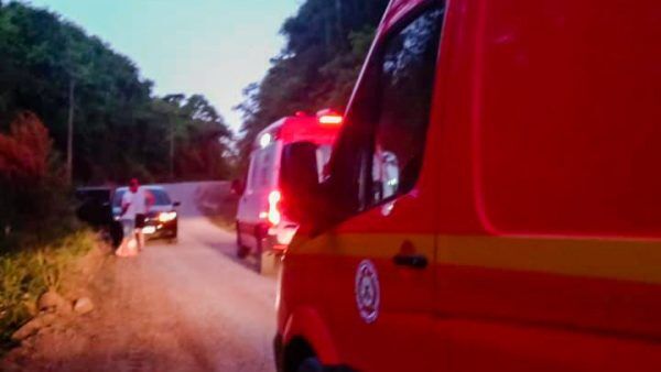 Em Vespasiano, veículo perde controle e colide em árvore