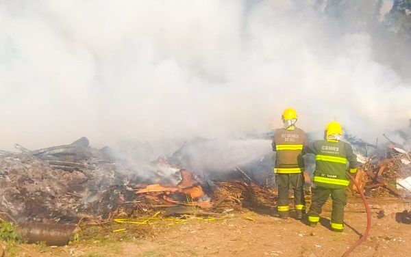 Bombeiros combatem incêndio em Encantado