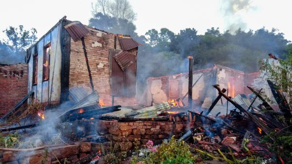 Residência é consumida por incêndio em Lajeado