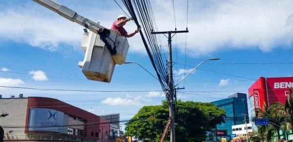 Começa a retirada dos fios excessivos nos postes da parte central de Lajeado