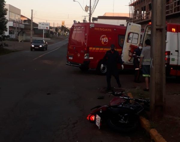 Motociclista fica ferido após colidir contra um caminhão no bairro Conventos