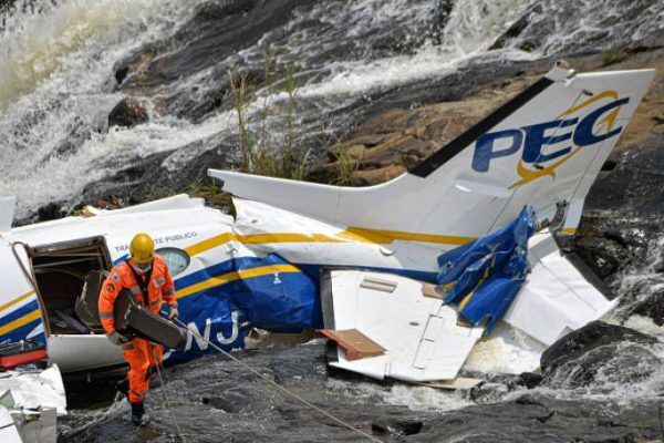 7 Notícias: Avião que levava Marília Mendonça é retirado do local da queda para perícia