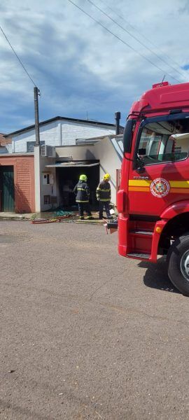 Bombeiros apagam fogo em oficina de eletrônicos