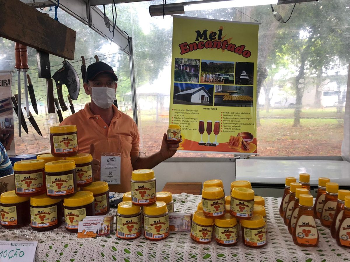 De Encantado, associação de produtores de mel expõe na Multifeira