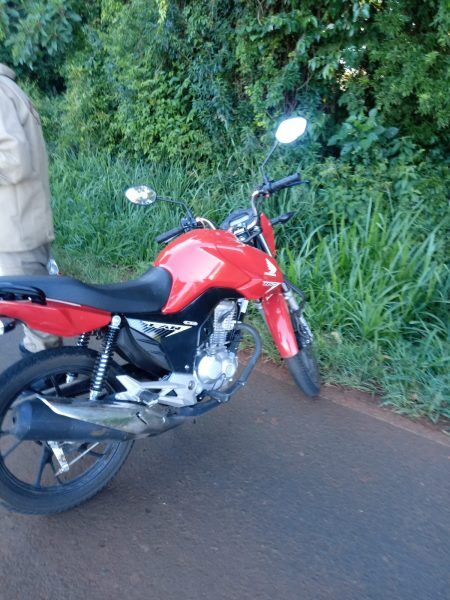 Dupla atropela cachorro e cai de moto