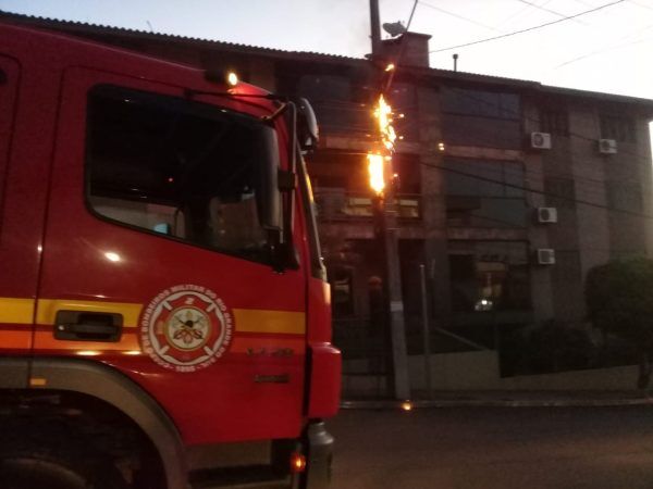 Poste pega fogo em Estrela