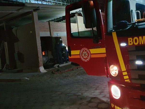 Madeiras de caldeira do complexo portuário pegam fogo