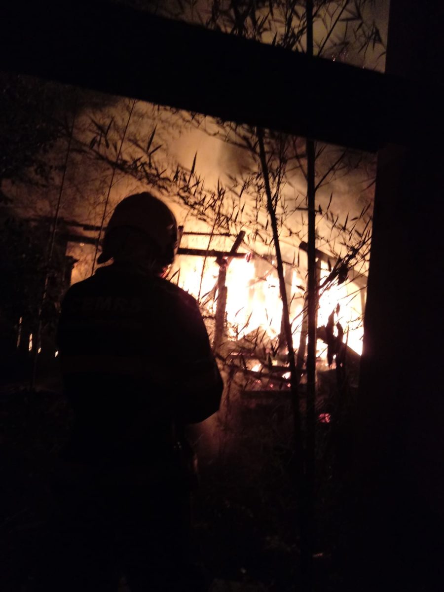 Casa é consumida por incêndio no bairro Conservas