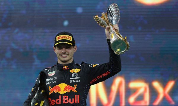 Verstappen conquista primeiro título com ultrapassagem na última volta