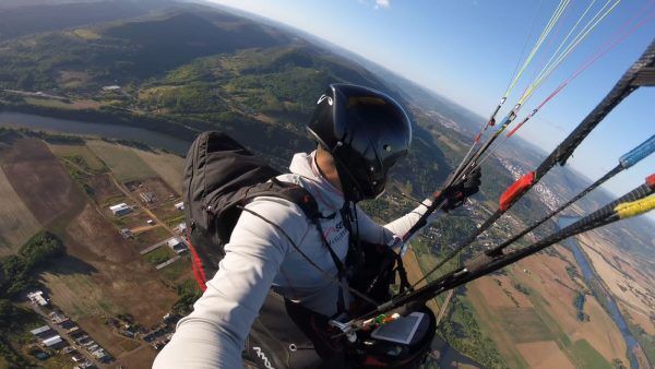 Pilotos suíços sobrevoam a região