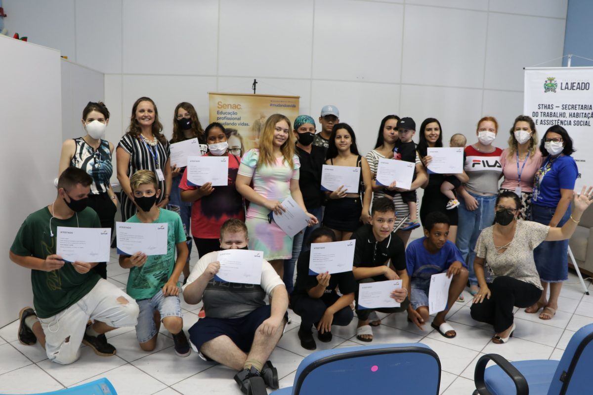 Adolescentes atendidos no CRAS recebem certificado de workshop