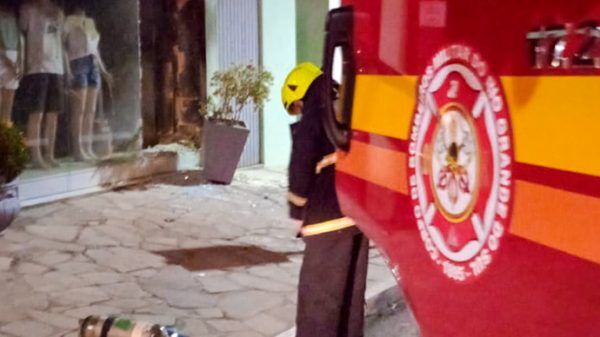 Vitrine de loja é atingida por princípio de incêndio em Colinas