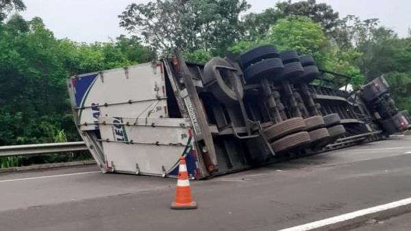 Caminhão tomba na BR-386, em Tabaí, e deixa trânsito lento