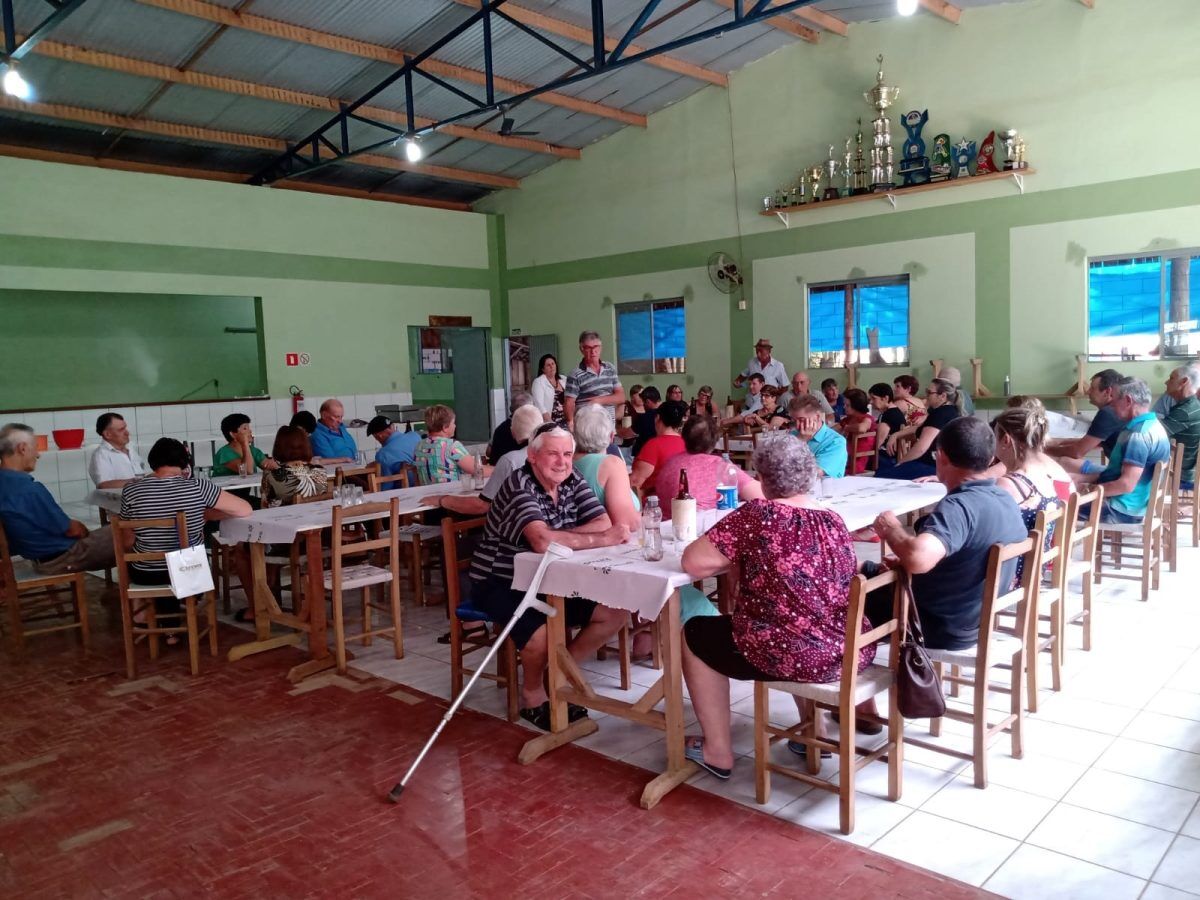 Festa integra idosos para finalizar atividades do ano