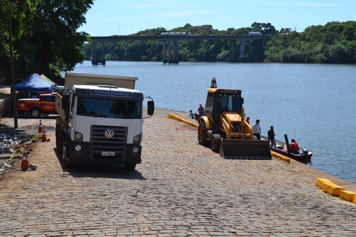 Voluntários recolhem lixo nas águas do Rio Taquari