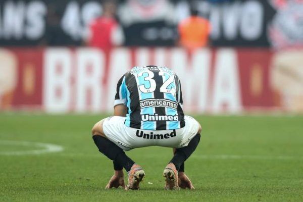 Grêmio vence o campeão, mas não escapa da Série B