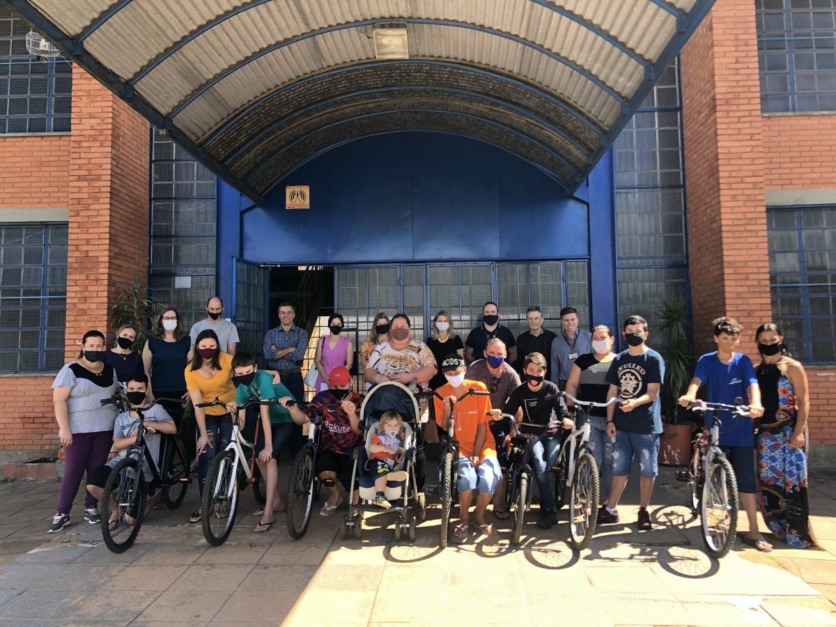 Bicicletas são entregues a escolas que participaram do projeto