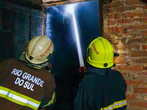 Incêndio atinge estufa de fumo, em Bom Retiro do Sul