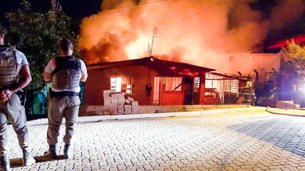 Incêndio no Jardim do Cedro consome residência