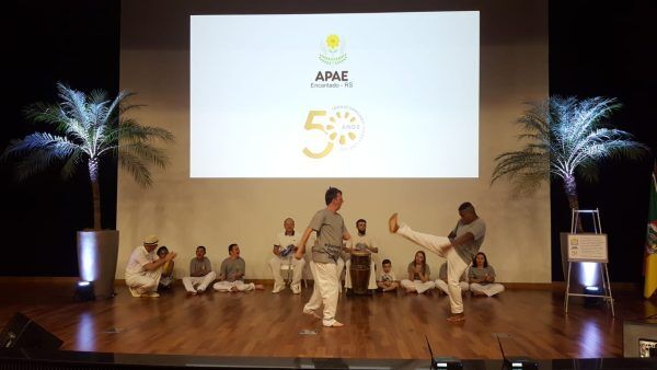 Cerimônia celebra 50 anos da Apae Encantado