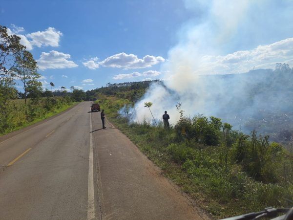 Bombeiros atendem incêndio em vegetação na Trans Santa Rita